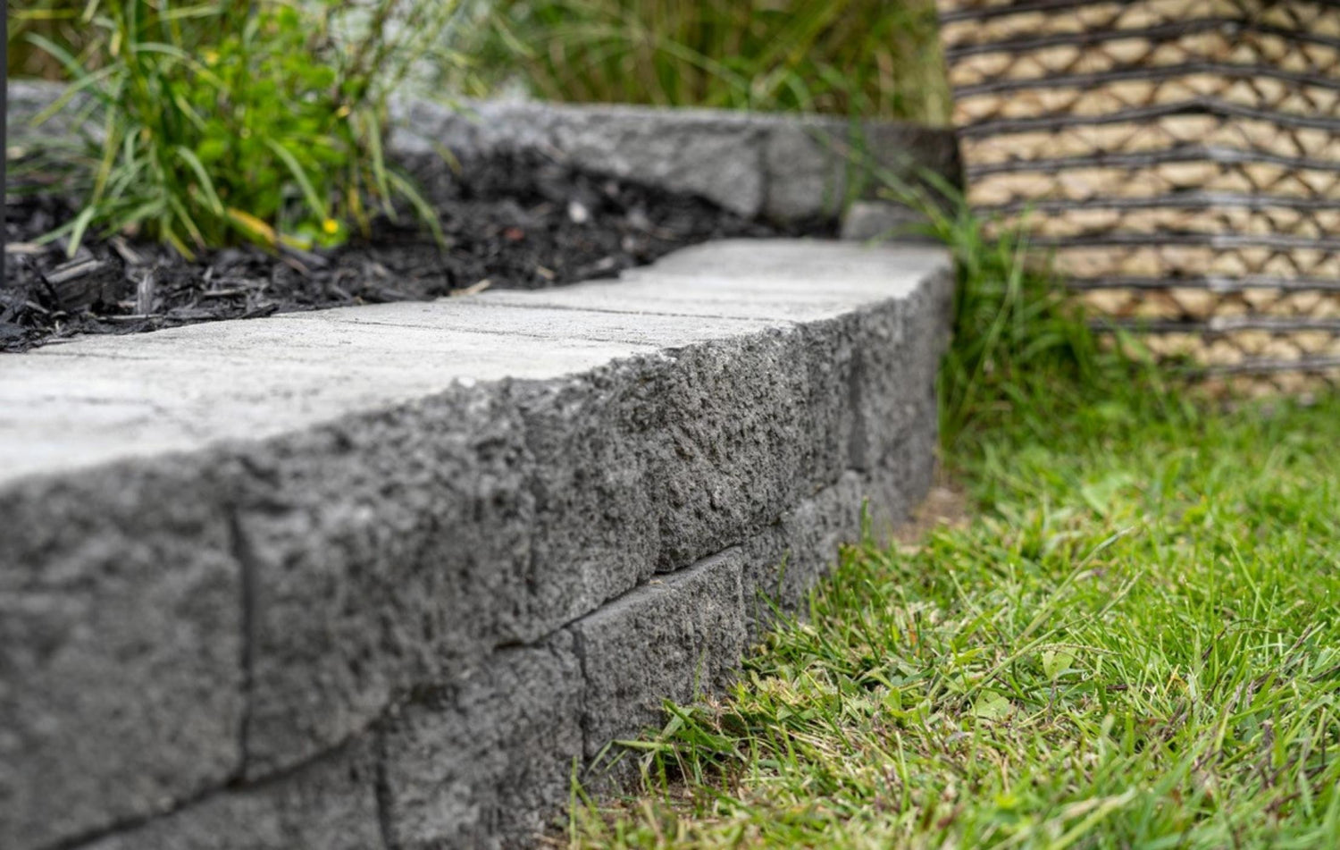 Le sel de déglaçage le sur béton : effets, précautions et alternatives durables