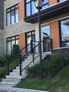 Perrons en béton préfabriqué : Condos de prestige à Mirabel