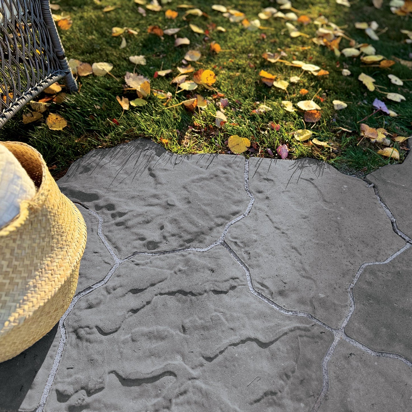 Dalle Ardesia Charbon Patio Drummond  installée dans un jardin 